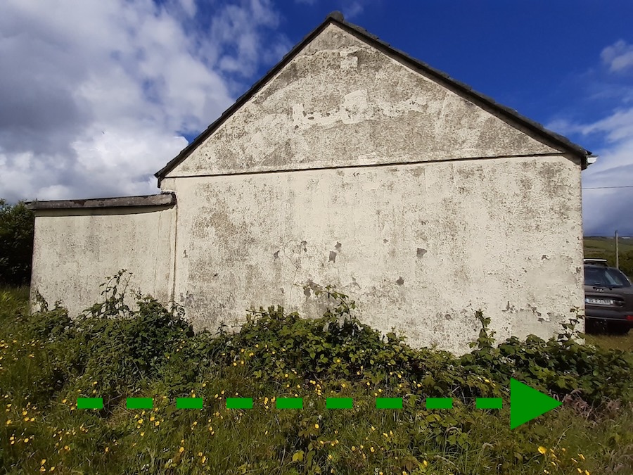 Picture of gable of Bernd Wortmann's cottage before renovation with green dotted arrow
